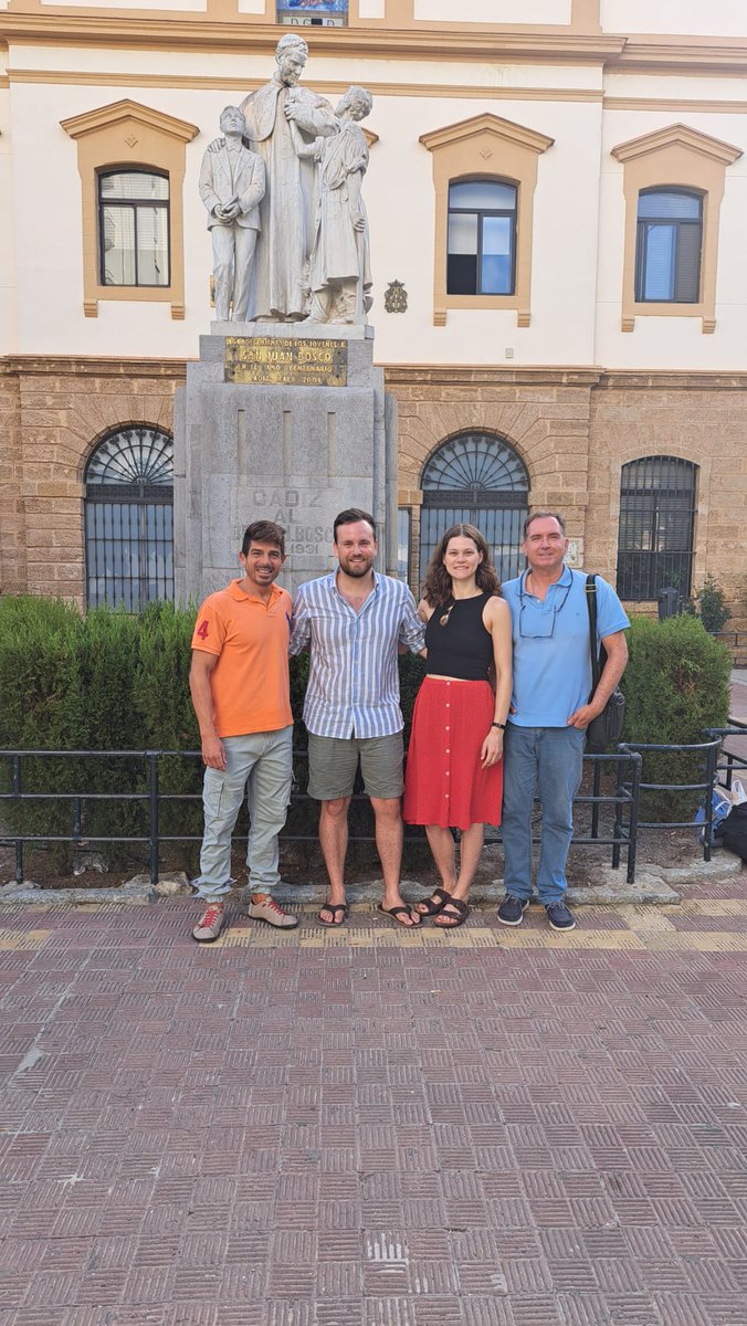 Siempre es una alegría recibir a los antiguos alumnos por nuestras aulas y patios, y más si vienen desde tan lejos. 
He aquí el ejemplo de Philip, ciudadano alemán (estudiante en Escuela Don Bosco en el país germano) que en 2013 cursó Bachillerato con nosotros.