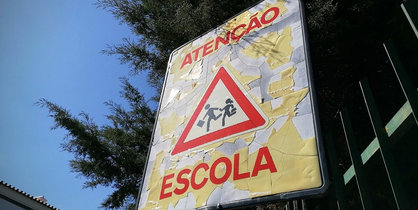 RTPNoticias's tweet photo. O aluno de 12 anos que esfaqueou na terça-feira seis colegas numa escola da Azambuja já foi inquirido e levado para para um hospital para avaliação psicológica.
#Azambuja #RTP #RTPNotícias
https://t.co/HpDFkvsVNP https://t.co/s6SELDdddO