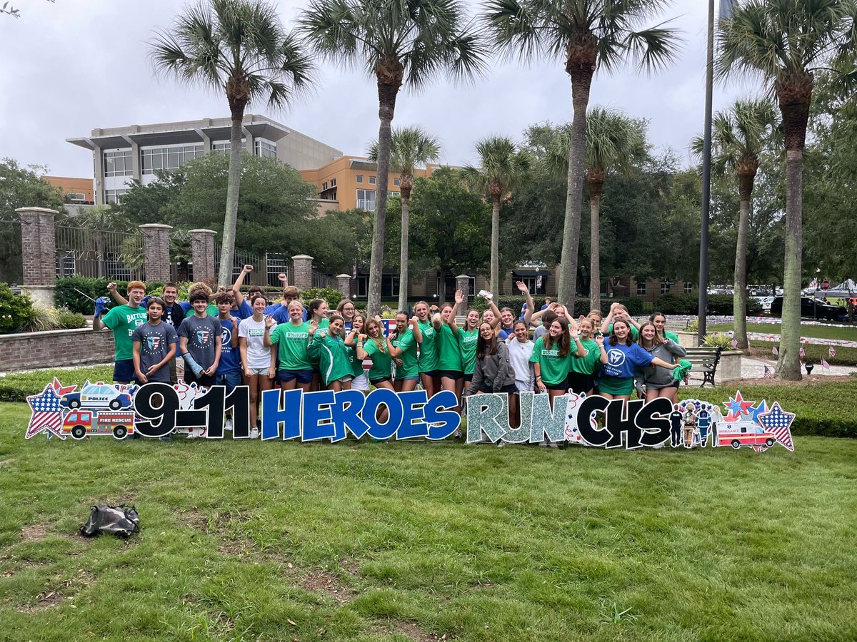 Bishop_England's tweet photo. 💚Students Honor Our Heroes at the BE Heroes Run! 🏊🏻♀️🏊🏻♂️ Our swimmers cheered on runners, embodying school spirit! 🗽 An inspiring morning honoring heroes. #BishopEnglandHighSchool #HeroesRun #WeAreBE https://t.co/VcmIJ5Gaba