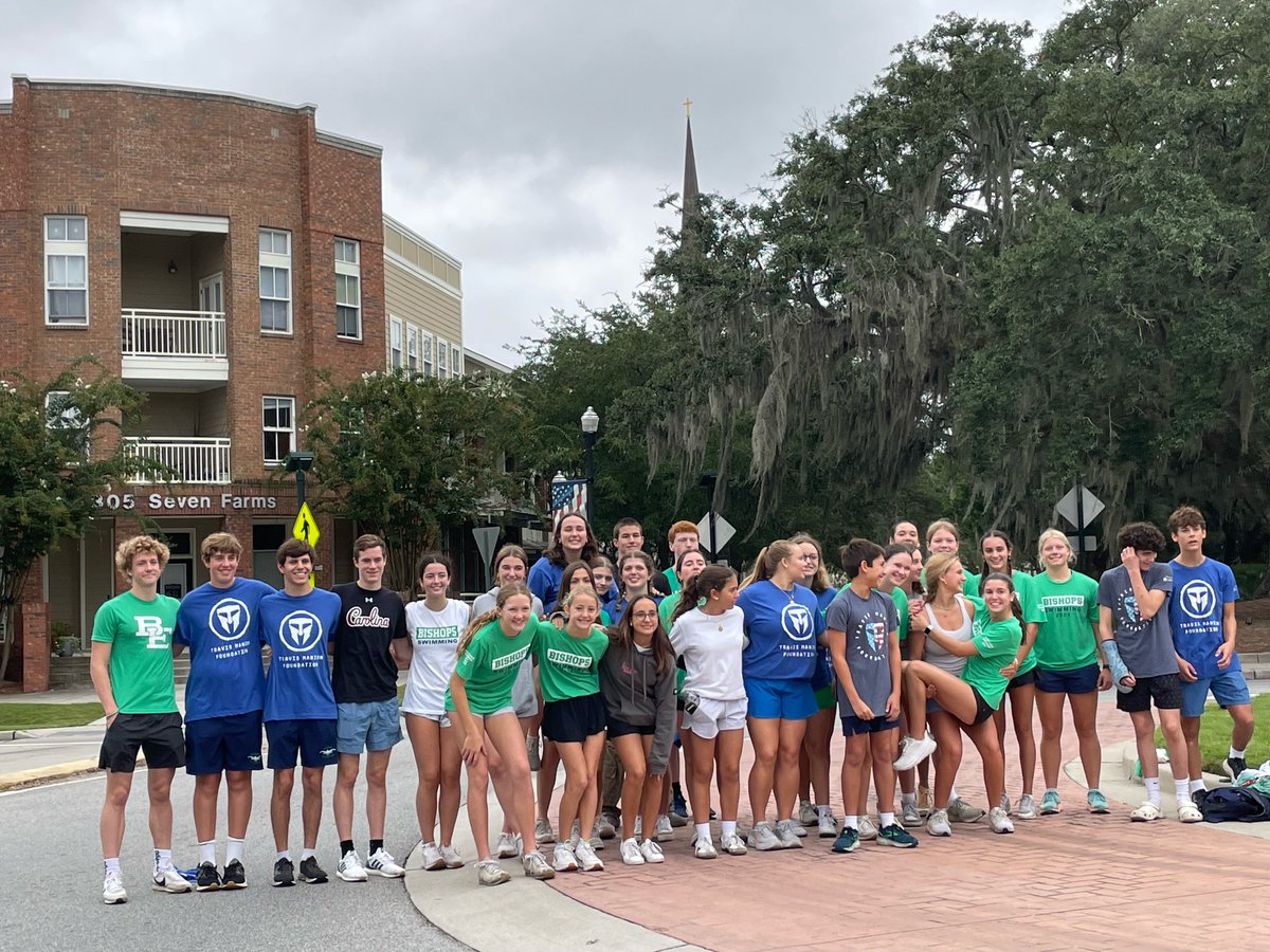 Bishop_England's tweet photo. 💚Students Honor Our Heroes at the BE Heroes Run! 🏊🏻♀️🏊🏻♂️ Our swimmers cheered on runners, embodying school spirit! 🗽 An inspiring morning honoring heroes. #BishopEnglandHighSchool #HeroesRun #WeAreBE https://t.co/VcmIJ5Gaba