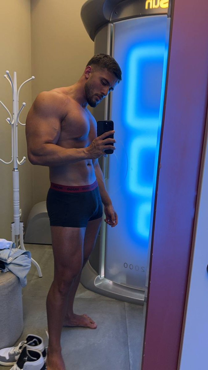 Beauty90Tabatha's tweet image. Who'd join me in the tanning machine?