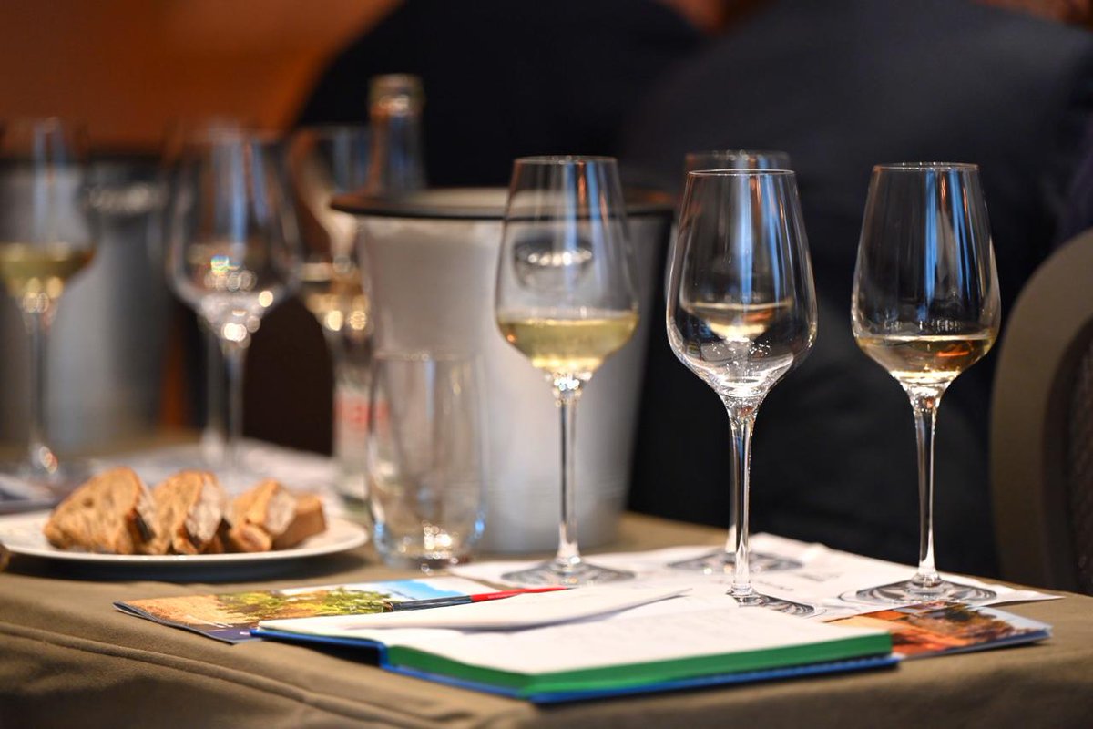 Greece in Strasbourg (@grinstrasbourg) on Twitter photo 🍷Les vins d'#Attique 🇬🇷 font leur entrée au salon IFTM Top Resa 🇫🇷 !
📸 <a href="/ykarakasisMW/">Yiannis Karakasis MW</a> met en avant les cépages uniques de la région, tandis que le gouverneur #NikosHardalias réitère son engagement à promouvoir ces vins d'exception sur la scène int'le. 🌍 #IFTMTopResa #Grèce 🍷Les vins d'#Attique 🇬🇷 font leur entrée au salon IFTM Top Resa 🇫🇷 !
📸 <a href="/ykarakasisMW/">Yiannis Karakasis MW</a> met en avant les cépages uniques de la région, tandis que le gouverneur #NikosHardalias réitère son engagement à promouvoir ces vins d'exception sur la scène int'le. 🌍 #IFTMTopResa #Grèce