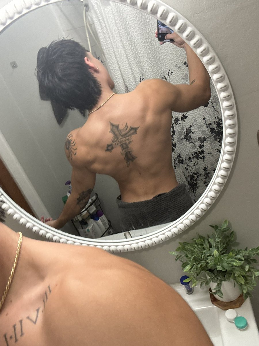 Real5ddie's tweet photo. Retweet for a surprise😍 Did you guys miss me btw? https://t.co/0c0eIXM8Bi