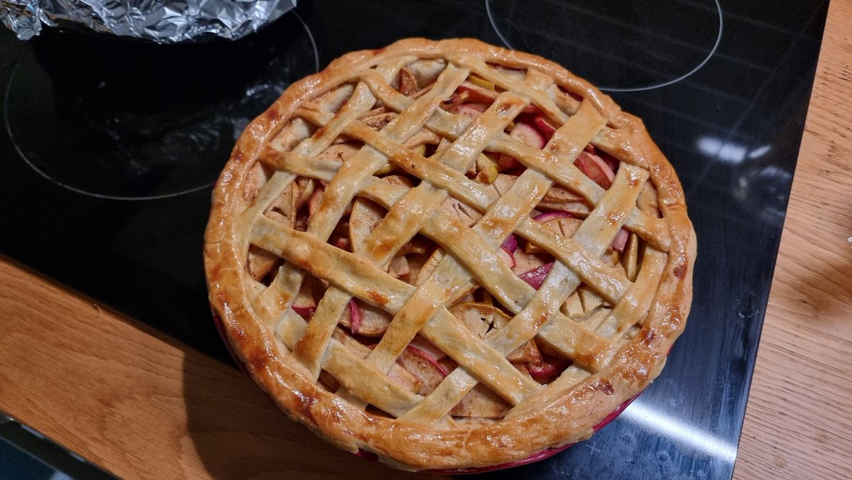 Keksisieppo's tweet photo. Home made applepie from yesterday https://t.co/ikjucwAaMP