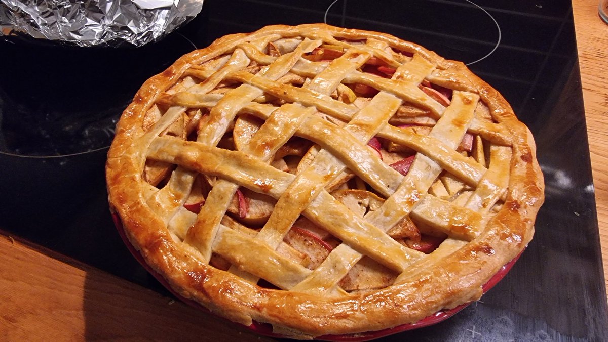Keksisieppo's tweet photo. Home made applepie from yesterday https://t.co/ikjucwAaMP