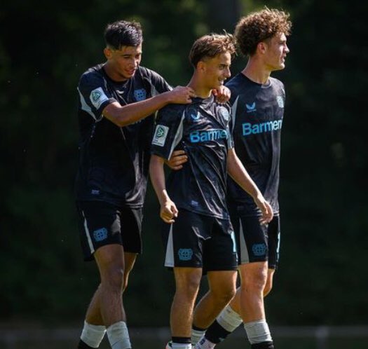 B04Jugend's tweet photo. Die #Bayer04 U17 gewinnt ihr Spiel am heutigen Mittwoch gegen FSV Frankfurt mit 7-2.
Die Tore für #Bayer04 erzielten:
Jonah #Berghoff⚽️⚽️⚽️
Berkan #Ermec ⚽️
Nassim #Masoudi ⚽️
Jerry #Mensah⚽️
Ivan #Bakotaken⚽️
Damit ist #Bayer04 nach 4 spielen Tabellen 1. https://t.co/pWnEZ5W0pX