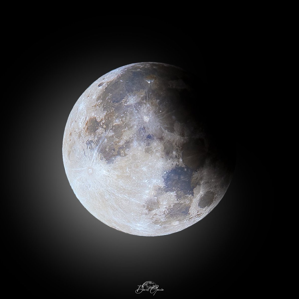 Eldelron's tweet photo. Esta es la foto editada del eclipse penumbral de hoy y el timelapse definitivo. El anterior que publiqué es tal cual te lo monta la Nikon Z6II, con su función de Disparo a Intervalos, te da el video y las fotos en raw por si quieres editarlas (MARAVILLOSO) https://t.co/U88yw4CoRK