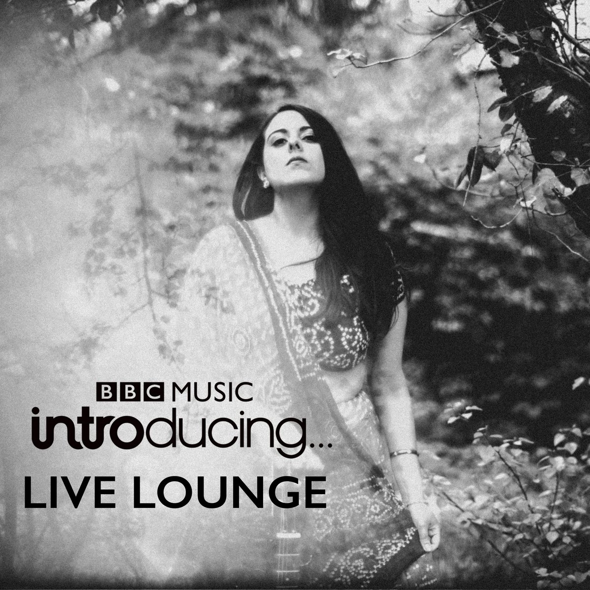 mayalakhani_'s tweet photo. 🤍BBC LIVE LOUNGE🤍😭 Next Thurs 8pm, we play 4 of my songs LIVE ON RADIO 📻 🤯 some new tunes too! Can't wait to join the awesome @MelitaRadio in the @bbcintroducing @BBCSussex #livelounge studio, as we play my songs &amp; chat live on air! Hear Walk Alone on her show tomorrow 8pm! https://t.co/0ZZVKDVB3v