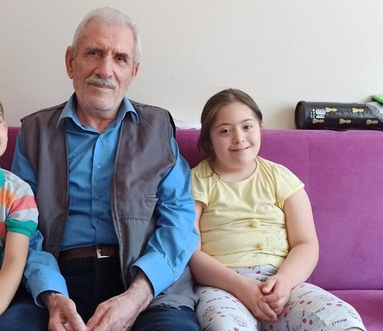 Elif Sinem %90 engelli ve down sendromlu bir çocuk. Suç sayılacak bir eylemleri bulunmayan KHK'lı anne ve baba cezaevinde.

Kara para aklayanları tahliye eden adalet sistemi bu kızcağıza anne ve babasını çok görüyor.
<a href="/adalet_bakanlik/">T.C. Adalet Bakanlığı</a>

YusufKerim YasasıUygulansın