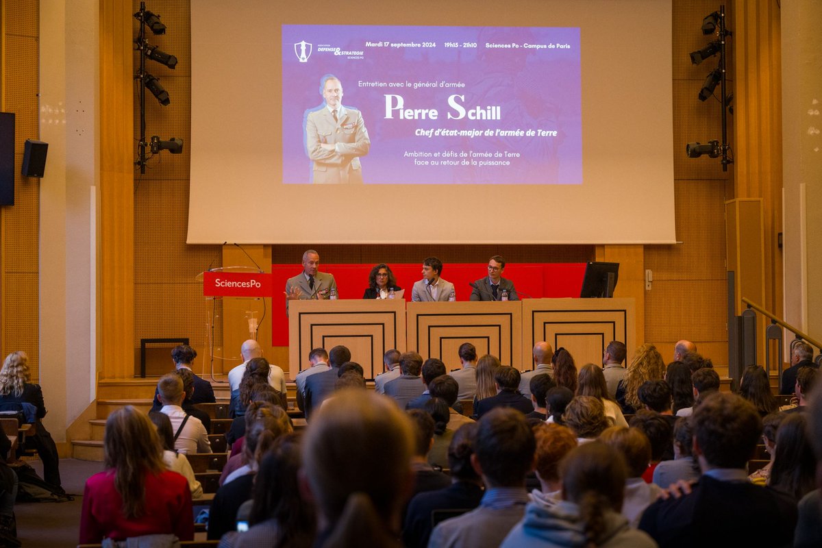 Échanges passionnants avec les étudiants de <a href="/sciencespo/">Sciences Po</a> sur l'évolution du monde et l'adaptation de l'<a href="/armeedeterre/">Armée de Terre</a> aux défis de demain.
Comprendre et réfléchir pour décider et agir : l'intérêt et l'engagement de la jeunesse pour les questions de défense est primordial.