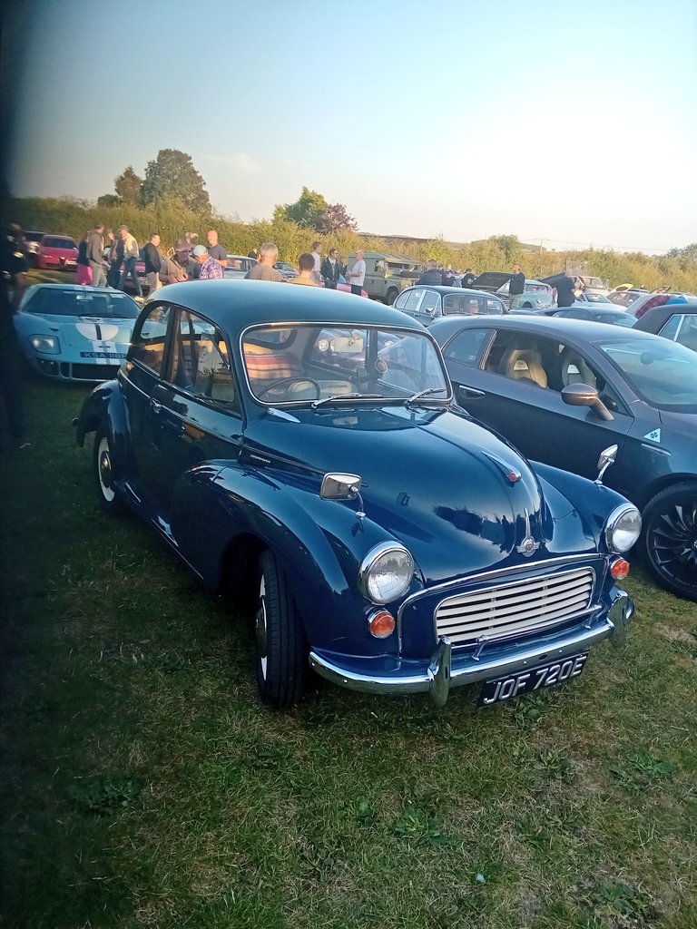 TheSuperpigeon's tweet photo. Some lovely classics at Le Griffin tonight. The 1989 Fiesta Ghia was factory original with only 11000 miles in true time warp condition. #GriffinsHead #Papplewick #CarTwitter #CarMeet https://t.co/F2dHZ0zRbP