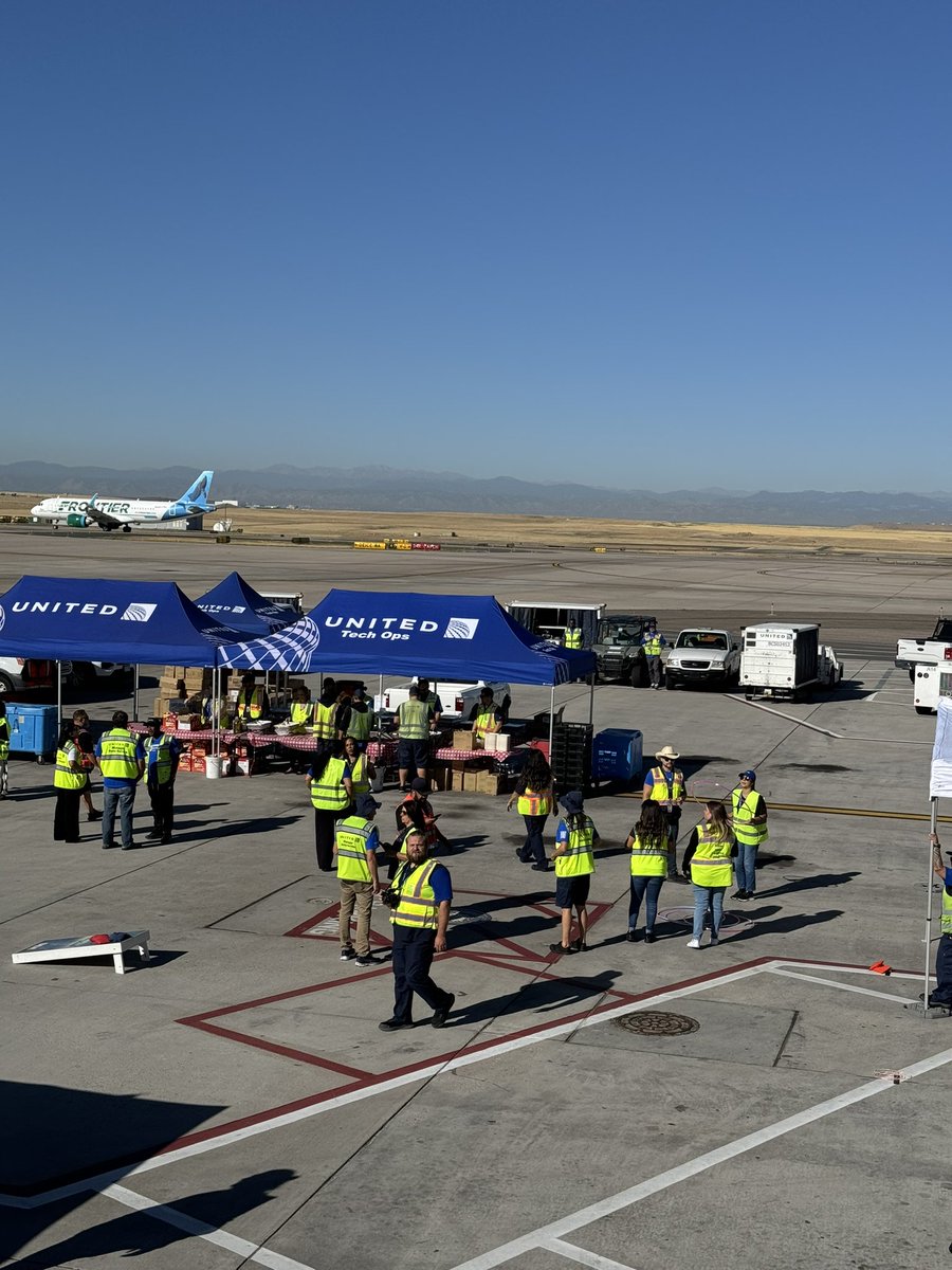 United Airlines Burger Burn and Safety Fair is today at the Denver Airport. 
Come say hi to Brent and pick up some fun goodies plus enter a drawing for an awesome giveaway 🌴! 
The fair is until 3:30pm in terminal A between A19 and A20