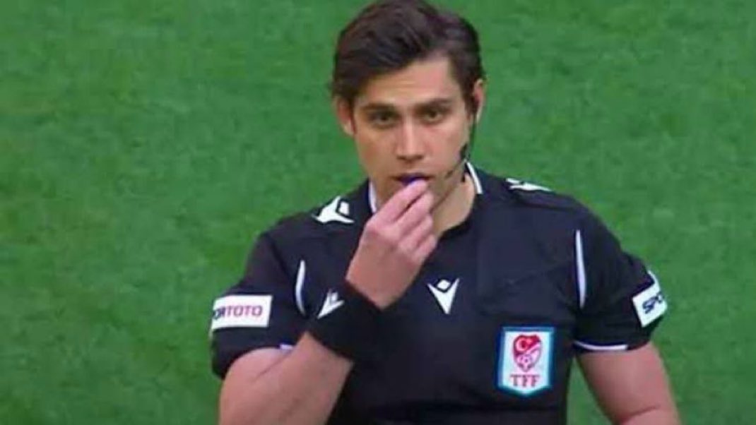 Türkiye'de ilk kez bir hakemin performansından tüm Türkler memnun kaldı ve o hakem 2 haftadır görev alamıyor. 

Türkiye, liyakat cezalandırılır.