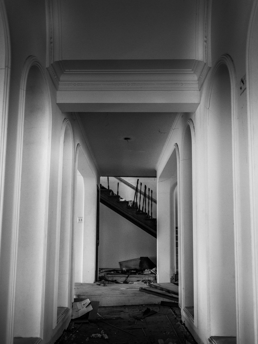 sketch74's tweet photo. Hallway
#blackandwhite #abandoned #forgottenworld #urbex #lostplaces #house #urbanphoto #blacknwhite https://t.co/miGQeP0eAD