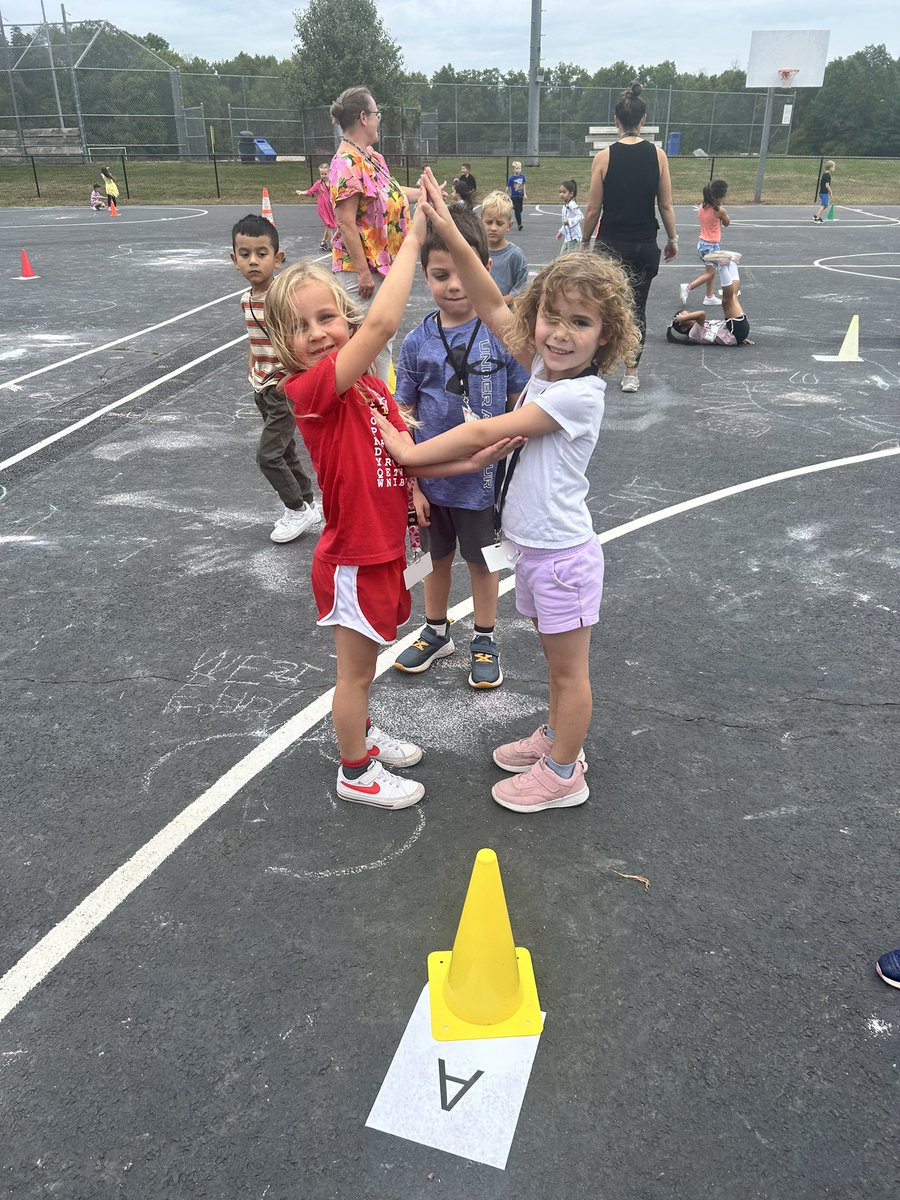 MsBreeman35's tweet photo. Making letters with our bodies today with our littles in PE ππ€ Our kiddos are so creative ! #vdvPE https://t.co/YXaoJFaW7w