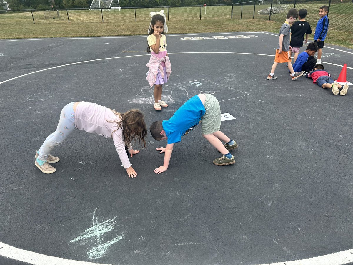 MsBreeman35's tweet photo. Making letters with our bodies today with our littles in PE ππ€ Our kiddos are so creative ! #vdvPE https://t.co/YXaoJFaW7w