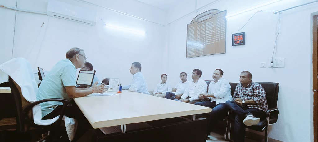 #रेसला का मांगों को लेकर दूसरे दिन #धरना जारी रहा

अतिरिक्त निदेशक से वार्ता में
 
1. व्याख्याता पद स्वीकृति एक माह में करने
2. वरिष्ठ अध्यापक से व्याख्याता डीपीसी 
3. तीन सन्तान,उप प्राचार्य रिव्यू डीपीसी के प्रस्ताव 30 सितंबर तक RPSC भेजने की सहमति बनी

अन्य मांगों पर सुनवाई