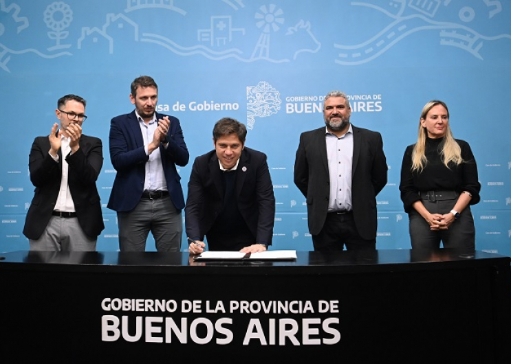 TendenciaBA's tweet photo. Kicillof y Cuattromo firmaron convenios para la compra de bienes de capital en 19 municipios https://t.co/PvgihwJxbL