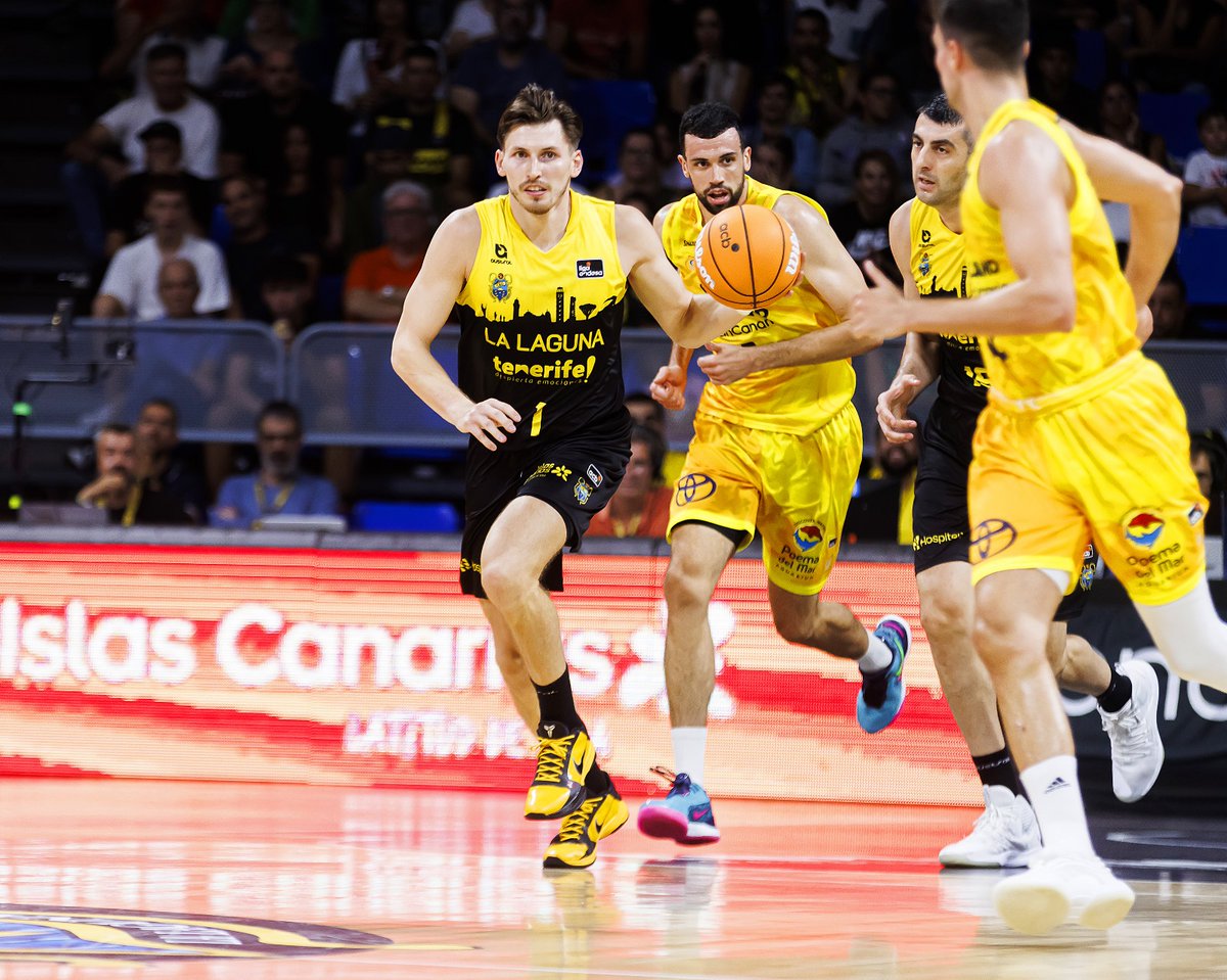 CB1939Canarias's tweet photo. Arranca la segunda mitad en el Santiago Martín

Salimos con @BrunoFitipaldo, #DavidKrämer, #ThomasScrubb, #AaronDoornekamp y @Franguerra355

🔊 Síguelo en CBC TV ➡️ https://t.co/EsCgnfqm4v

💛🖤 #VamosCanarias #CopaIsola https://t.co/dJARJcFDRm