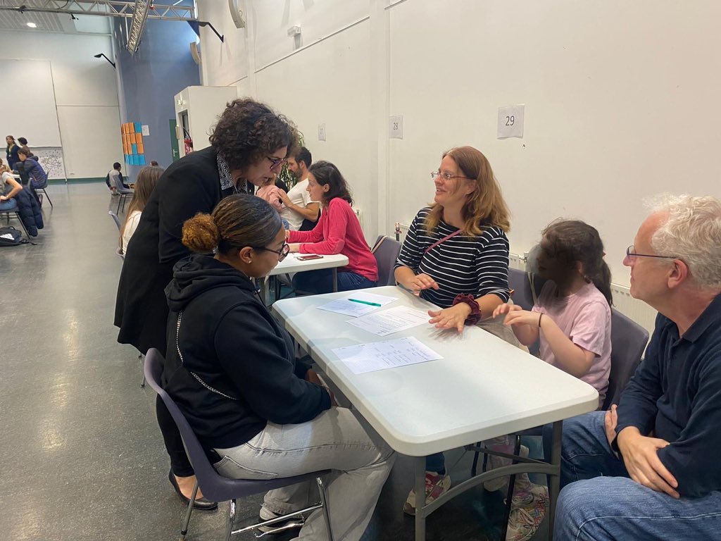 AzzazNadege's tweet photo. Baby’sit Dating ce soir à l’Espace Maison Blanche de #Châtillon.
Comme chaque année, beau succès de la mise en relation des familles et des jeunes Châtillonnais.
Merci aux services pour cette impeccable organisation.
Beaucoup d’heureux jeunes et de parents soulagés ce soir ☺️ https://t.co/3uDHnUEqih