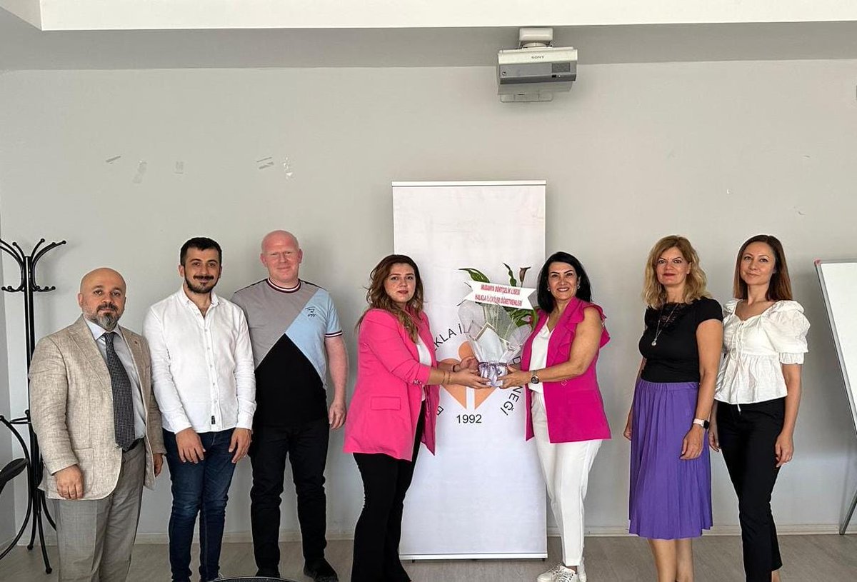 Eğitim öğretime destek ve öğrenciler için uygulama faaliyet alanları geliştirmek amacıyla okulumuz Halkla İlişkiler alanı öğretmenleri Bursa Halkla ilişkiler derneğini ziyaret etti.