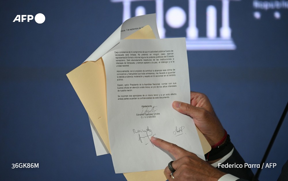 El candidato opositor venezolano, Edmundo González Urrutia, publicó este miércoles un mensaje en video asegurando que firmó bajo "coacción, chantaje y presiones" un documento que refrenda la victoria electoral de Nicolás Maduro, para poder partir al exilio a España #AFP