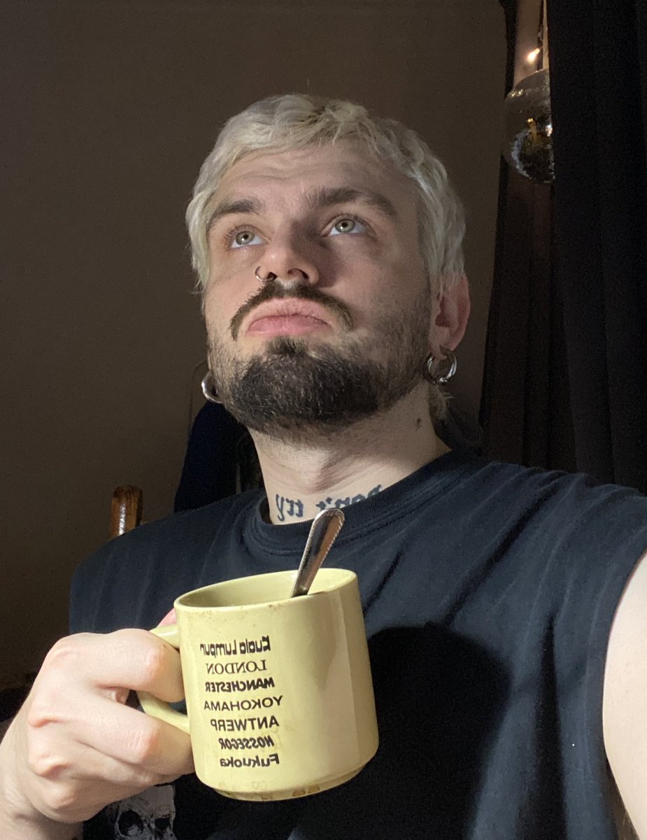 На фотографии вы можете наблюдать художника которому за кастомизацию одного жилета заплатили 45к (15к мокап + 30к реализация) по полной предоплате. Так плюс мне за этот проект через несколько дней после сдачи жилета закинули ещё 20к сверху. 

Я не участвовал в обсуждении ценника.