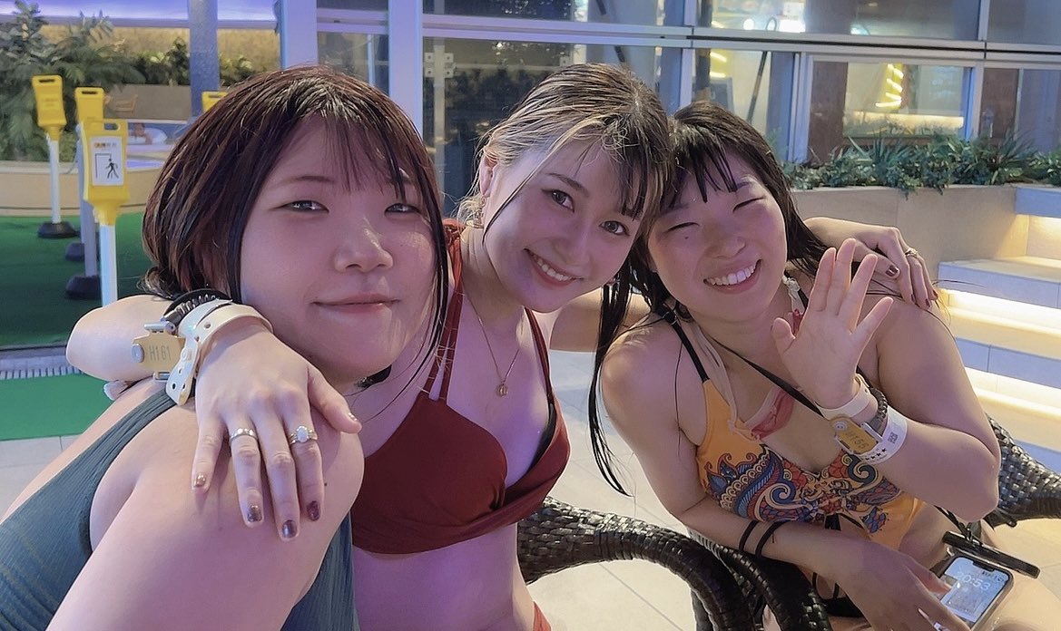 kyasa_ChS's tweet photo. 先週は音楽好きな愉快な仲間たちと一緒にナイトプールでバシャバシャしてきました⛱️🍻

全力で遊んだ後は
朝までスポッチャ行って全身バキバキ筋肉痛になったという話は内緒🤫 https://t.co/RM0lYYK3e5