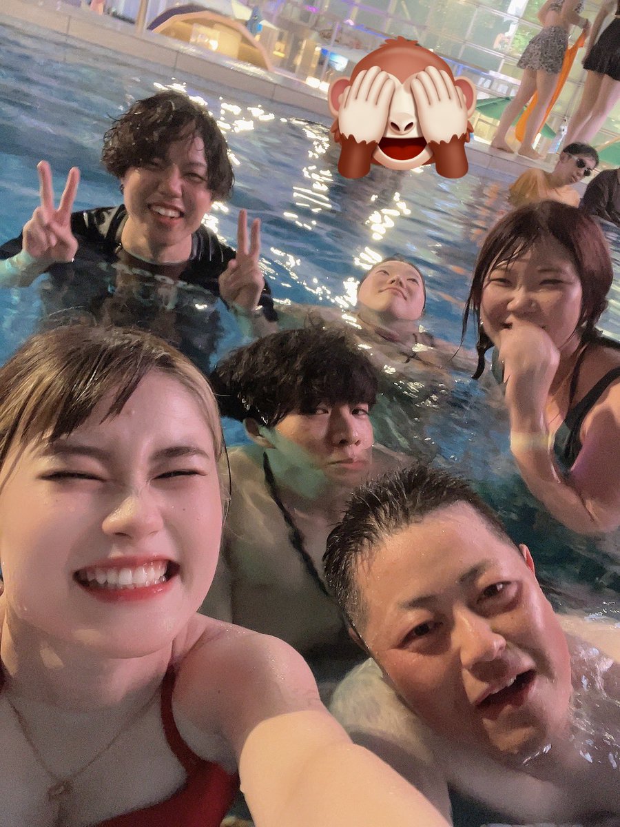 kyasa_ChS's tweet photo. 先週は音楽好きな愉快な仲間たちと一緒にナイトプールでバシャバシャしてきました⛱️🍻

全力で遊んだ後は
朝までスポッチャ行って全身バキバキ筋肉痛になったという話は内緒🤫 https://t.co/RM0lYYK3e5
