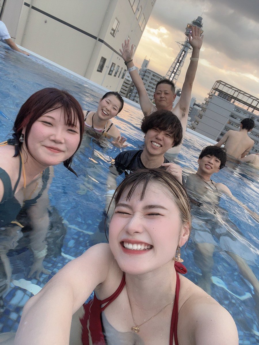 kyasa_ChS's tweet photo. 先週は音楽好きな愉快な仲間たちと一緒にナイトプールでバシャバシャしてきました⛱️🍻

全力で遊んだ後は
朝までスポッチャ行って全身バキバキ筋肉痛になったという話は内緒🤫 https://t.co/RM0lYYK3e5