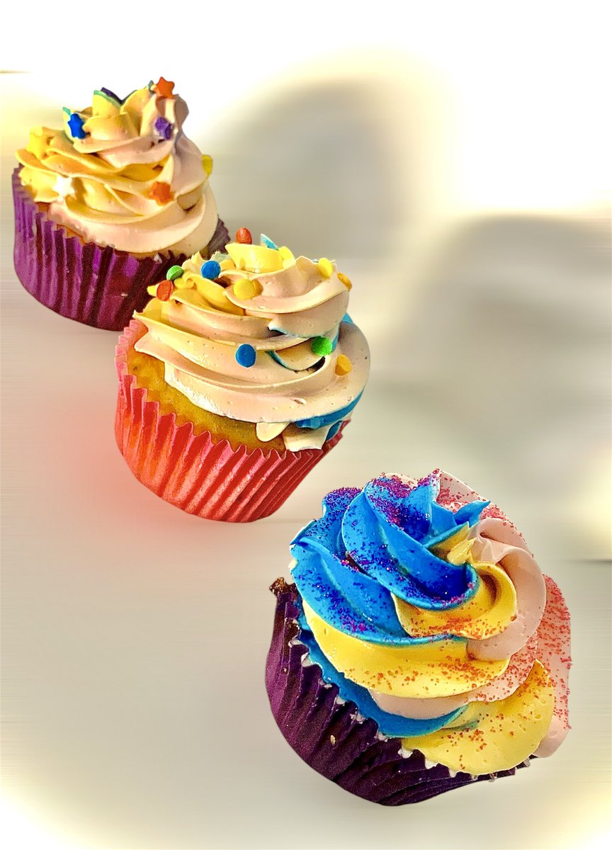lillyssweets's tweet photo. Whipping up some colorful magic! 🎨🧁✨ These vanilla cupcakes with cream cheese buttercream are almost too cute to eat! 😋🌈 #CupcakeArt #BakingJoy #LillysSweets #VanillaDreams #SweetTreats https://t.co/9qCzfuPkSA