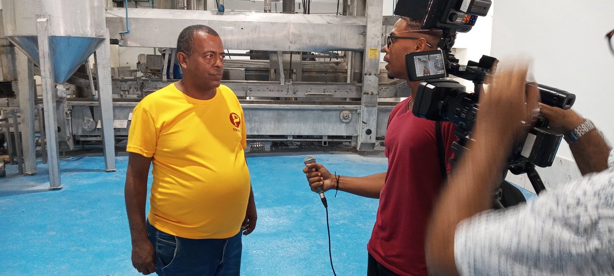 ProdalC12130's tweet photo. ⏩ Nuestro querido Hector Rodríguez Especialista Principal de Mantenimiento de la UEB Calidad, fue uno de los entrevistados por los periodistas del Canal Habana!!!
#MinalXmásAlimentos
#PRODAL https://t.co/zaRnVGHJpw