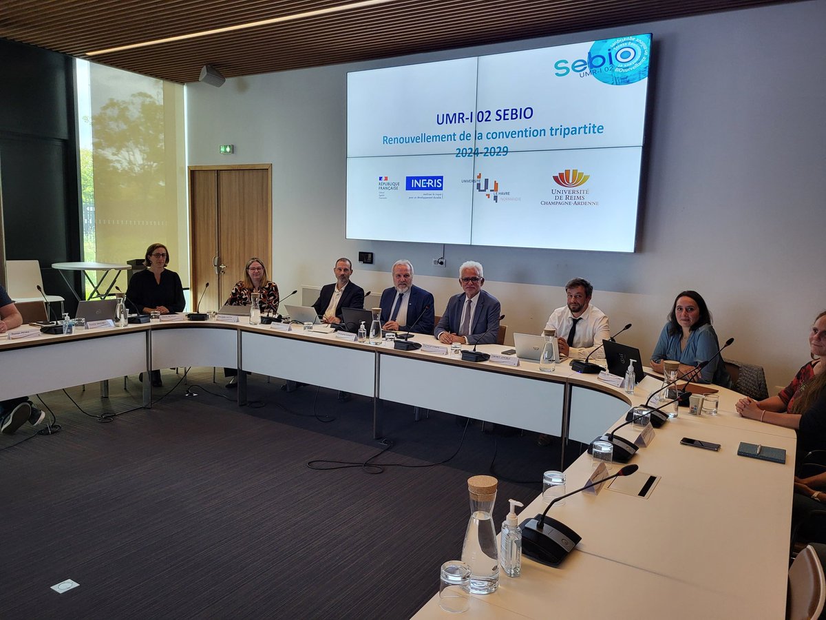 universitereims's tweet photo. Signature de la convention quinquennale de l'UMR #SEBIO entre @INERIS_fr @Univ_LeHavre et @universitereims. L’UMR-I SEBIO étudie l’écotoxicologie aquatique par des approches scientifiques centrées sur les effets des stress environnementaux. #biosurveillance #eau https://t.co/nDXAb9MrAu
