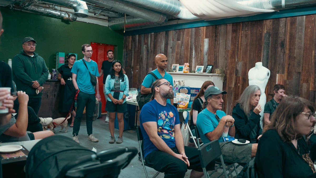 We had 50+ people at our Super Saturday event where we did multiple banner drops, canvassed hundreds of houses, wrote postcards to voters, and did outreach at a music festival. Thank you to everyone who came out! 

#YesOnJ #StopFactoryFarming #ProtectAnimals #SonomaCounty