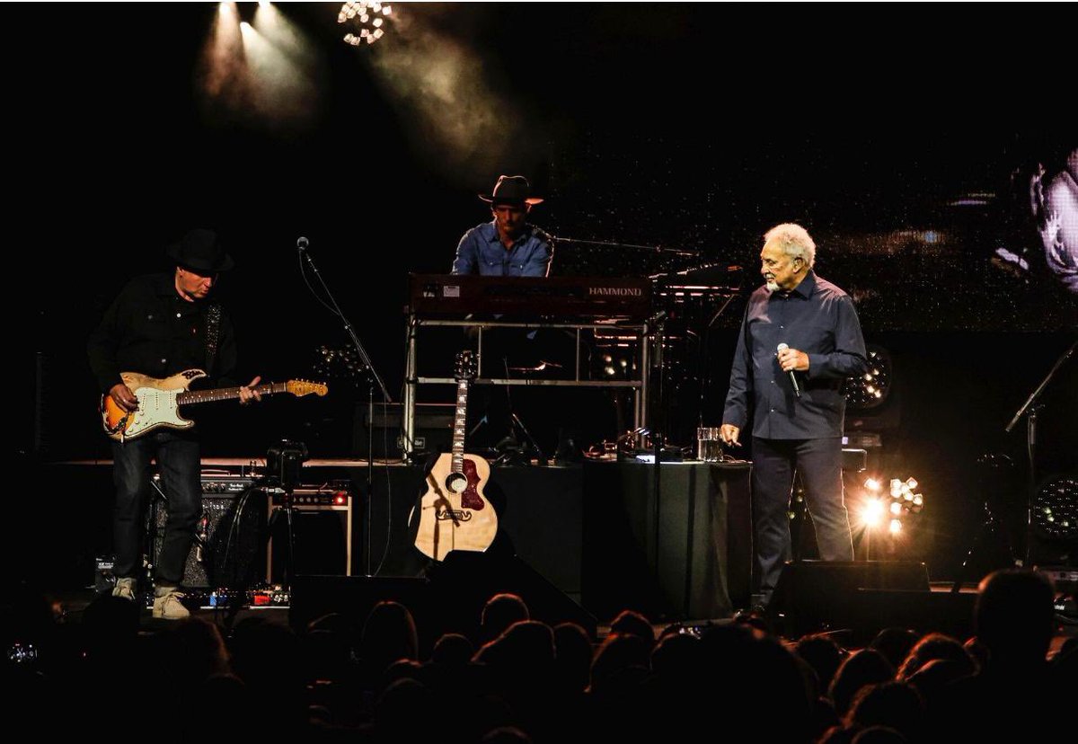 Tom Jones tweet media