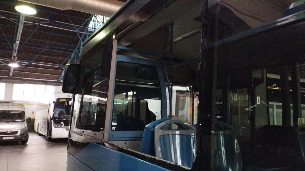 cope_melilla's tweet photo. 🔵 Clausurada hasta nuevo aviso la Línea 6 por apedreamientos

@OmnibusMelilla ha sufrido un nuevo apedreamiento en uno de sus autobuses, que ha causado daños materiales. Desde la cooperativa han interpuesto denuncia en comisaría.

Hasta nuevo aviso,  clausuran la Línea 6 https://t.co/dk7qiOBzdJ