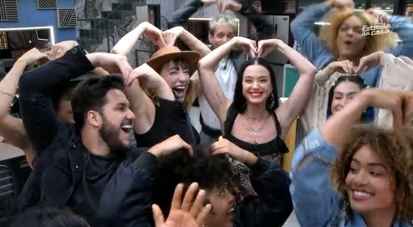 leidymurilho's tweet photo. Um dia inesquecível!✨ Katy Perry, com uma carreira repleta de sucessos, mostrou aos participantes o que é ser uma verdadeira diva pop 🎶💖 

Sua presença foi uma inspiração para essas novas estrelas que estão apenas começando suas jornadas.

#KatyPerry #EstrelaDaCasa https://t.co/fg6QBi0vs0