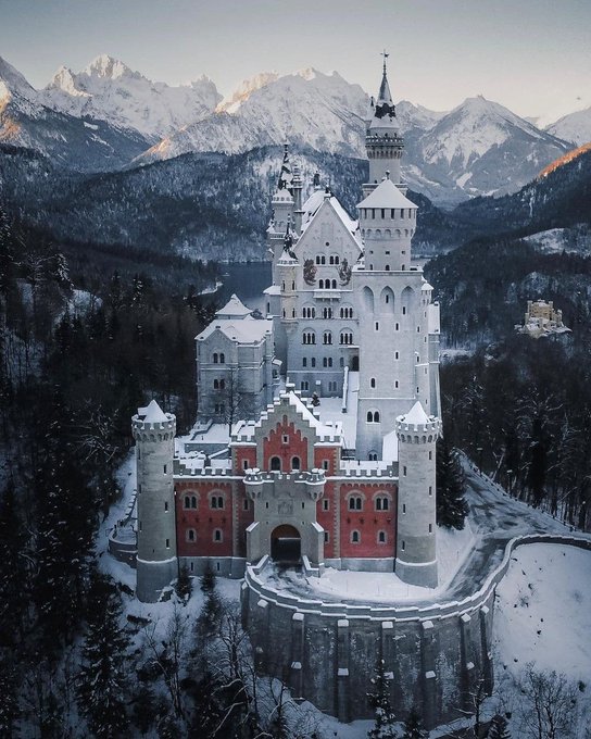 Would you believe me if I told you this castle was built just 155 years ago?

It has everything and anything you could imagine... from central heating and flushing toilets to an artificial cave.

And it completely changes the way we look at medieval castles... 🧵