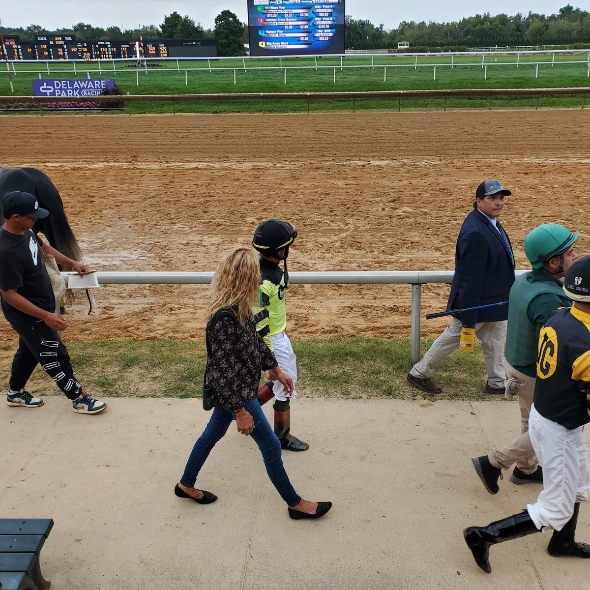 SadandSulk's tweet photo. Jock @ACrispin86 trainer @KellyRubley capture the 5th @DelParkRacing https://t.co/ZgFhQRPhcv