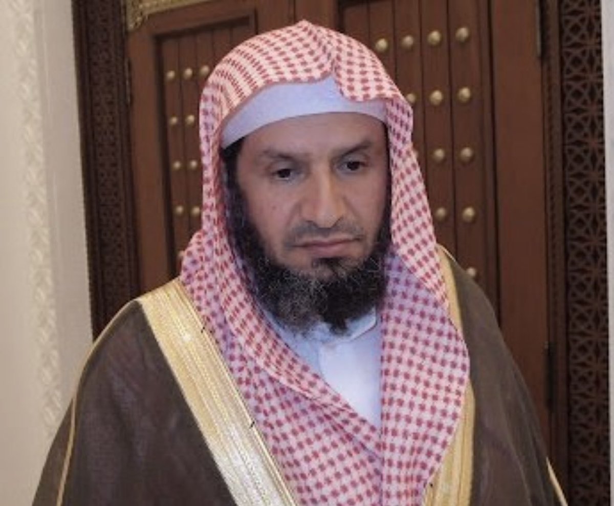 لله ما أخذ، وله ما أعطى، وكل شيء عنده بأجلٍ مسمى.
توفي فضيلة الشيخ #عمر_العيد، عن ( ٦٨ سنة)، وهو من أخص تلاميذ سماحة الشيخ ابن باز.
أمضى حياته-رحمه الله- في العلم والتعليم، والدعوة والتذكير.
 رحمه الله وغفر له، وجزاه عن الإسلام والمسلمين خير الجزاء.
اللهم عافِهِ واعف عنه، وأكرم