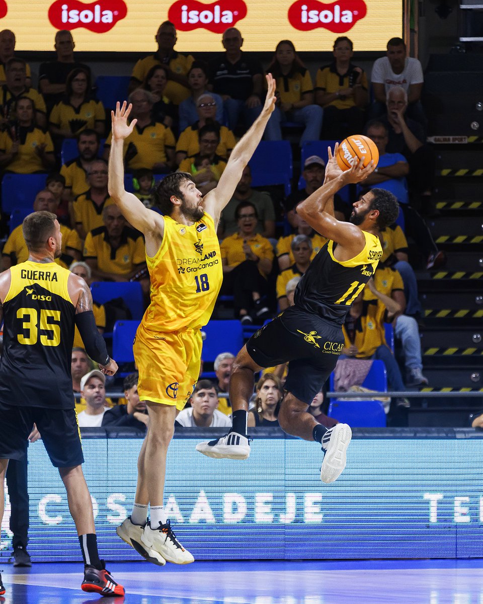 CB1939Canarias's tweet photo. ➡️ Llegamos al ecuador del último cuarto con 77-66, en el electrónico (35').

🔊 Síguelo en CBC TV ➡️ https://t.co/EsCgnfqm4v

💛🖤 #VamosCanarias #CopaIsola https://t.co/oDBTU32fck