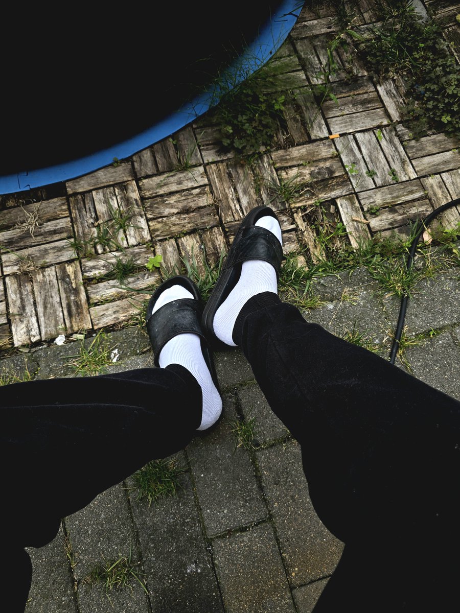 MasterCalvin00's tweet photo. Even outside, you know where your place is—beneath me. My socks deserve your worship, and your tongue will beg for the honor of touching them. Serve, wherever I am.
#SockDomination #FeetWorship #ServeMe #ObeyYourMaster #OutdoorControl https://t.co/P9RcWHDI8F