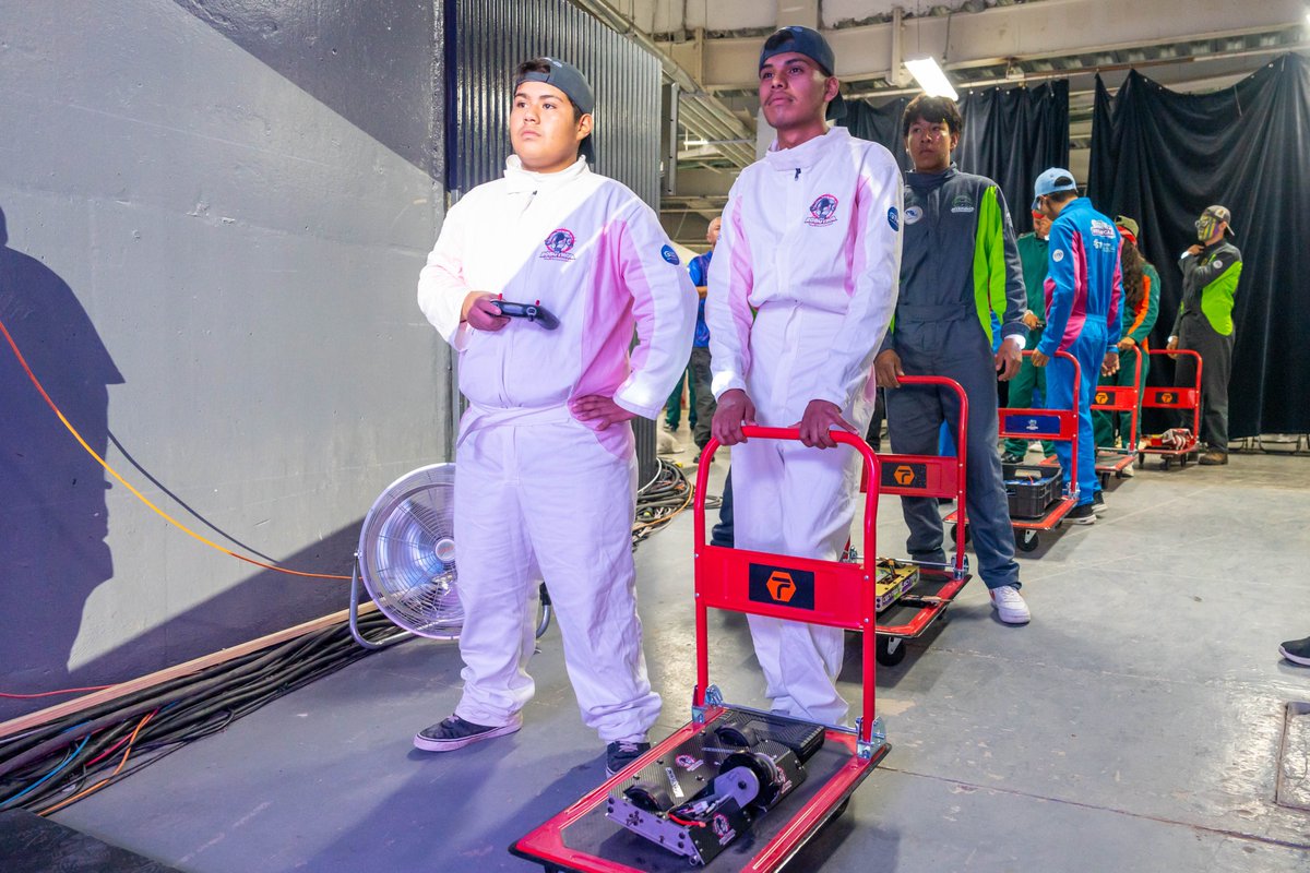 BatallaGTO's tweet photo. ¡Inicia el segundo día de la Batalla de Robots Recarga2!⚔️🤖
Hoy, equipos de preparatoria se enfrentan en emocionantes combates llenos de adrenalina 🎉🔥
#BatallaDeRobotsGTO #Recarga2 https://t.co/14W6TEGYle