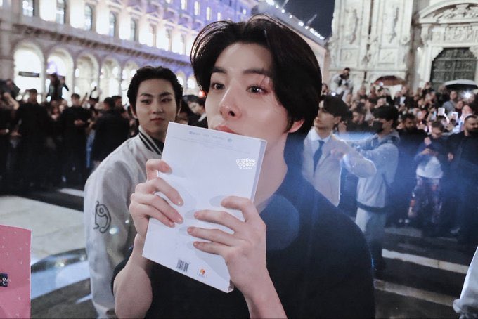 007hoonie's tweet image. id frame the album #NoJoke