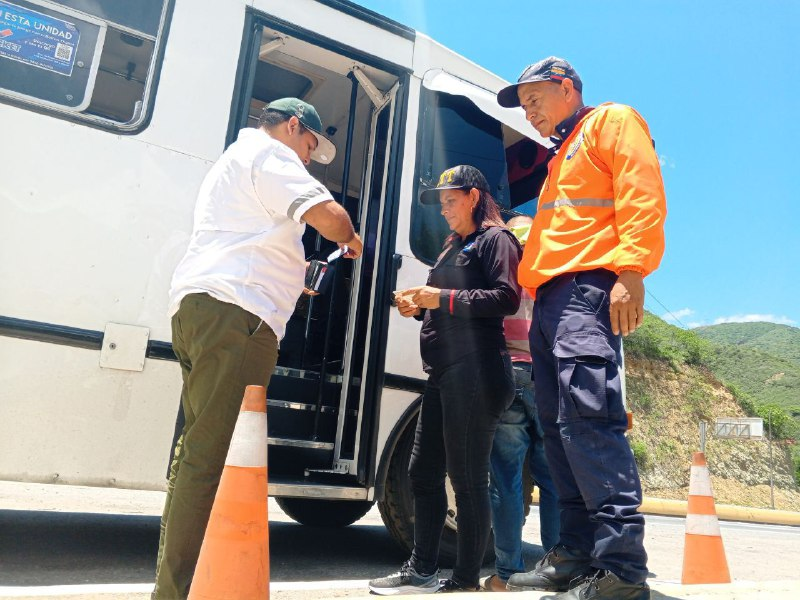 InttContigo's tweet photo. #Prevencion | Desde el punto de control Ciudad Caribia servidores públicos de la oficina @UnesIntt junto a @PNBVzla @GnbGaranteDePaz  supervisan las unidades de transporte público que transitan por la autopista Caracas - La Guaira. https://t.co/EWP2NZr7Ev