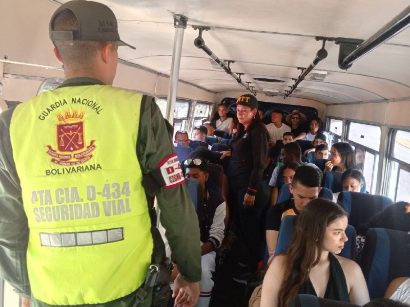 InttContigo's tweet photo. #Prevencion | Desde el punto de control Ciudad Caribia servidores públicos de la oficina @UnesIntt junto a @PNBVzla @GnbGaranteDePaz  supervisan las unidades de transporte público que transitan por la autopista Caracas - La Guaira. https://t.co/EWP2NZr7Ev