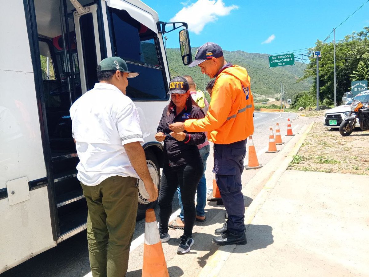 InttContigo's tweet photo. #Prevencion | Desde el punto de control Ciudad Caribia servidores públicos de la oficina @UnesIntt junto a @PNBVzla @GnbGaranteDePaz  supervisan las unidades de transporte público que transitan por la autopista Caracas - La Guaira. https://t.co/EWP2NZr7Ev