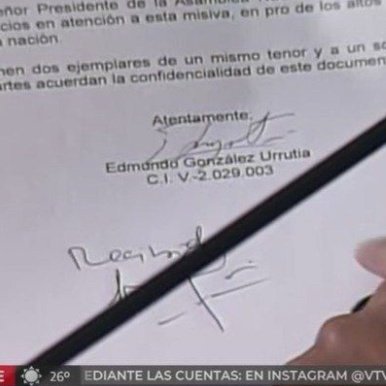 codiguillos's tweet photo. Edmundo se las pasó por la cara, les firmó un garabato. 🤣🤣🤣🤣🤣 https://t.co/OXSIS8F9gn