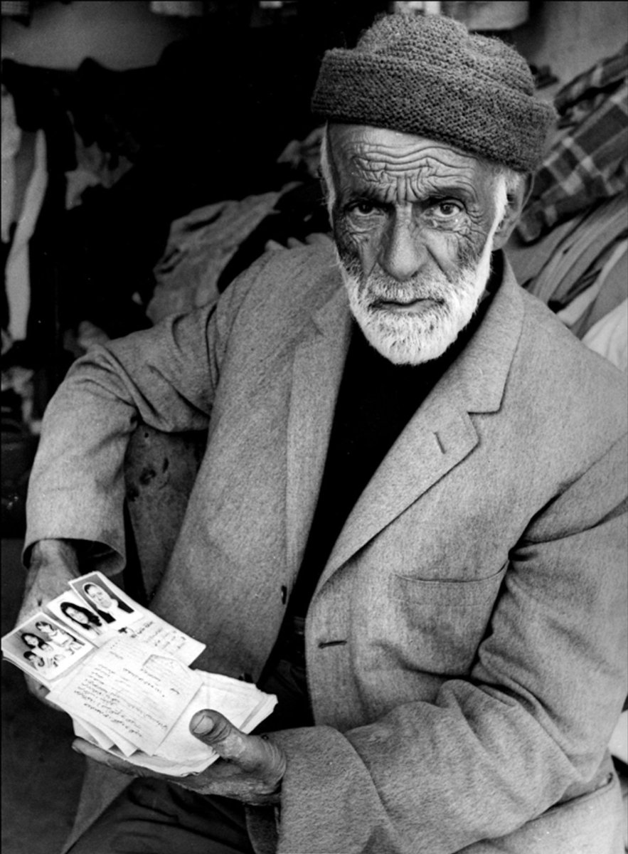 الجرح الفلسطيني..

 *الصورتان بعدسة المصور الأمريكي بيل فولي