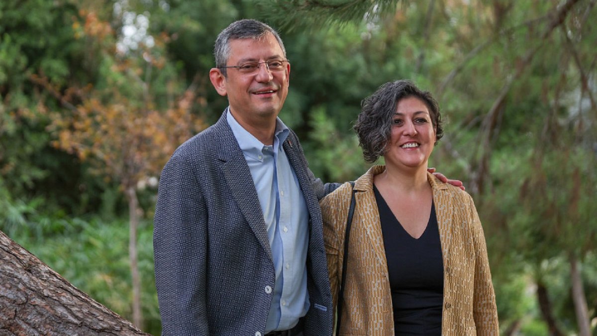 Sosyal medya yalanı: Özgür Özel eşinden boşanıyor iddiası ortalığı karıştırdı: Sosyal medyada yayın yapan bir hesap, CHP lideri Özgür Özel'in boşanacağı yönünde bir iddia paylaştı. İftira niteliğinde olan bu paylaşımın arka planını Odatv araştırdı dlvr.it/TDPLPn